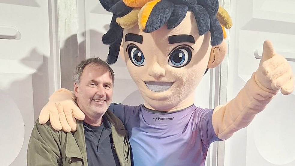 Kai Schoolmann posiert in den Niederlanden mit einem Maskottchen. Fotos: privat