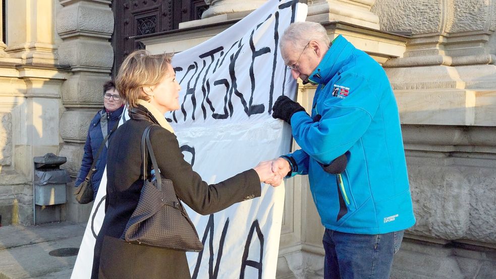 Auch am 26. Verhandlungstag sind Unterstützer von Christina Block zum Landgericht gekommen. Foto: Georg Wendt