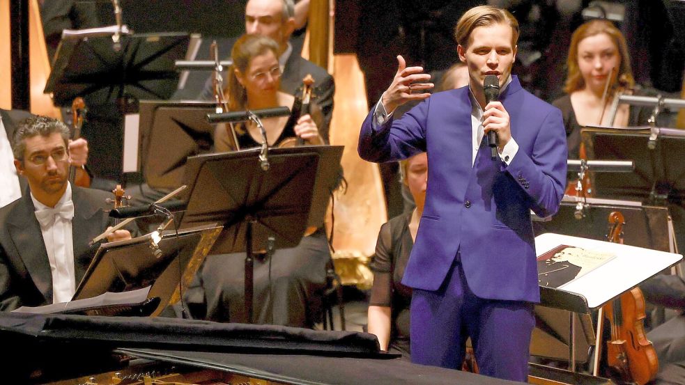 Christopher Lichtenstein, der Musikvermittler: Der neue Generalmusikdirektor gibt eine Einführung in Elgars Konzertouvertüre „In the South (Alassio)“. Foto: Detlef Heese