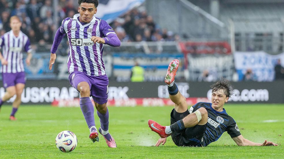 Erst seit dieser Saison fester Bestandteil der VfL-Mannschaft - aber wie lange noch? Der Vertrag von Kevin Wiethaup (hier gegen Duisburgs Simon Symalla) läuft aus. Foto: Michael Titgemeyer