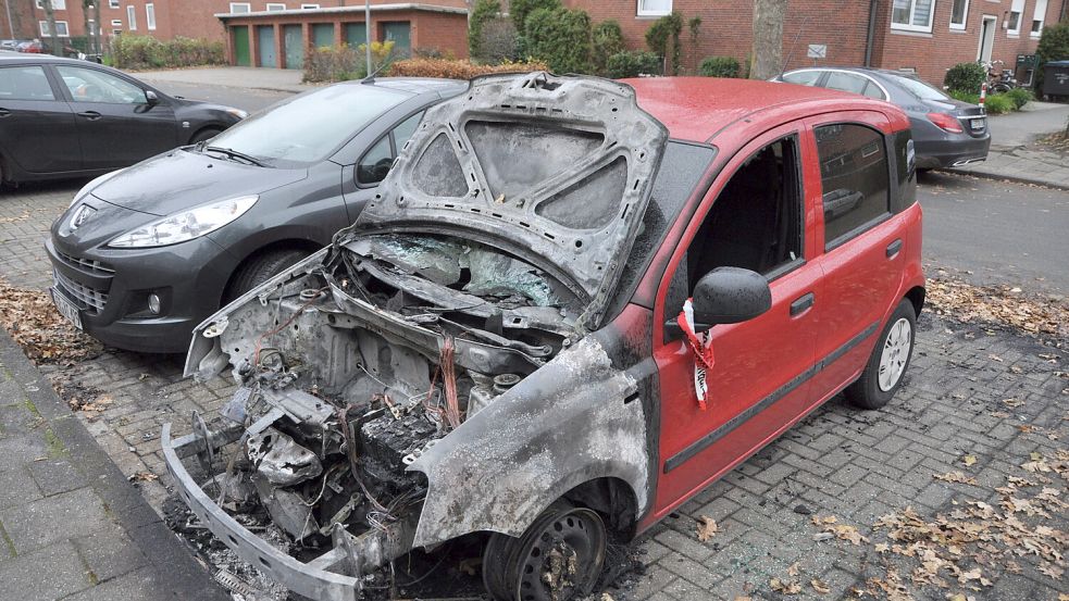 Unter anderem an der Straße "Unter den Eichen" brannten Autos. Foto: Bodo Wolters/Archiv