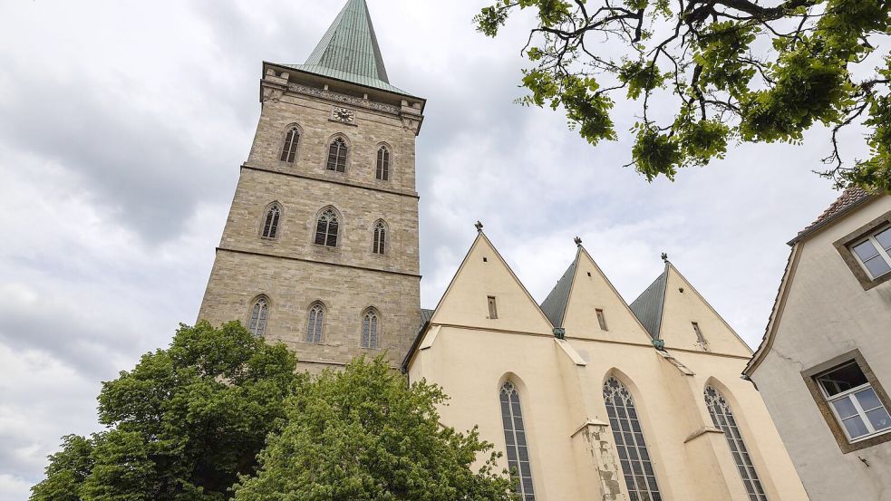 Seltsame Proportionen hat die Osnabrücker Katharinenkirche. Es gibt unterschiedliche Erklärungen, warum die Kirche, die vor 75 Jahren nach der Kriegszerstörung neu geweiht wurde, so gebaut wurde. Foto: Sebastian Dannenberg