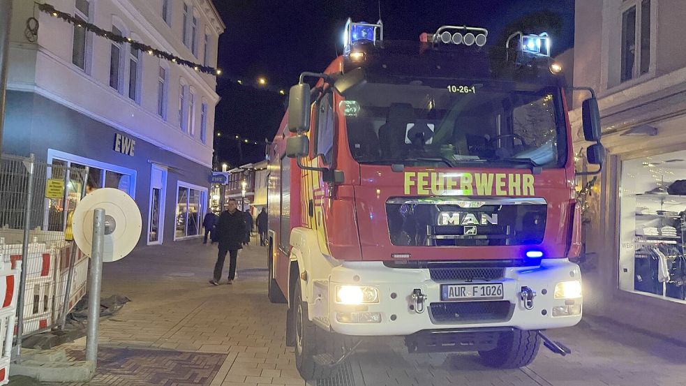 Die Ortsfeuerwehr Aurich war mit 25 Einsatzkräften und zahlreichen Fahrzeugen in der Innenstadt vor Ort. Foto: Mats Meyendriesch