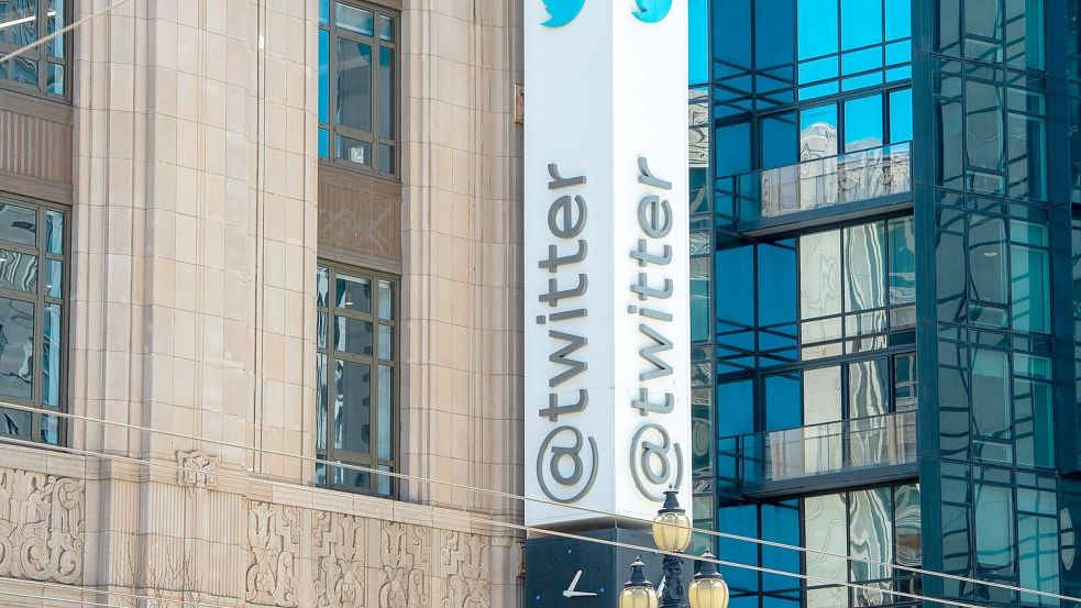 Elon Musk ließ bei X alle Spuren des vorherigen Namens Twitter entfernen. (Archivbild) Foto: Andrej Sokolow