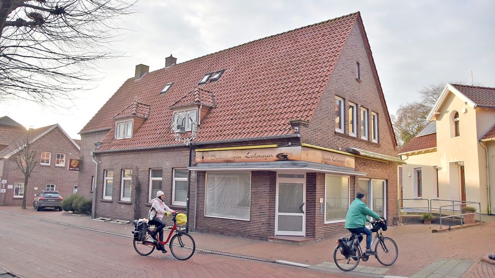 In die zuletzt von der Bäckerei Schuirmann genutzten Geschäftsräume in der Marienhafer Rosenstraße 2 ziehen die Bestatter Lohmeyer ein. Foto: Thomas Dirks