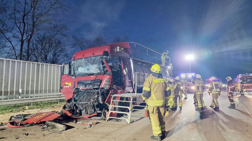 Auf der A1 bei Stuhr ist am Mittwochmorgen ein Gefahrgut-Lastwagen auf ein Stauende gekracht. Die Autobahn wurde voll gesperrt. Foto: Nonstopnews