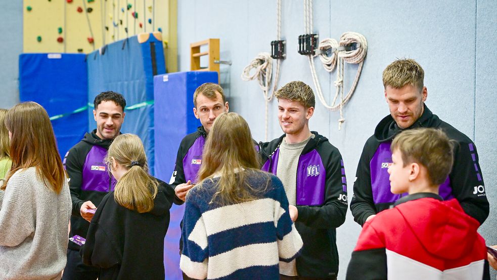Machten den Kindern im Kinderhospital am Schölerberg bei ihrem Besuch eine Freude: Nikky Goguadze (v. li.), Robert Tesche, Frederik Christensen und Lukas Jonsson. Foto: VfL Osnabrück/Fabian Frommeyer