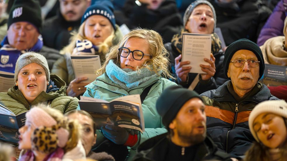 4000 Sänger versammeln sich am Dienstag in der Bremer Brücke für das erste Open-Air Adventssingen dieser Größe in Osnabrück. Foto: Tobias Saalschmidt
