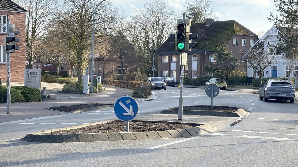 Eine Verkehrsinsel in der Julianenburger Straße. Ein solches Schild wurde aus dem Boden gezogen. Foto: Lasse Paulsen