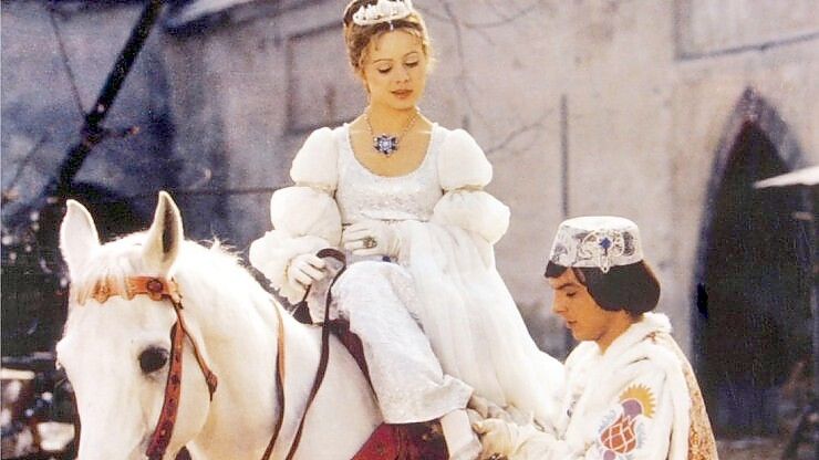 Der Prinz (Pavel Travnicek) passt Aschenbrödel (Libuse Safrankova) im Film „Drei Haselnüsse für Aschenbrödel“ den verlorenen Schuh an. Der tschechisch-ostdeutsche Märchenfilm gehört nicht nur für Kinder zum weihnachtlichen Pflichtprogramm. Foto: dpa/WDR/DEGETO