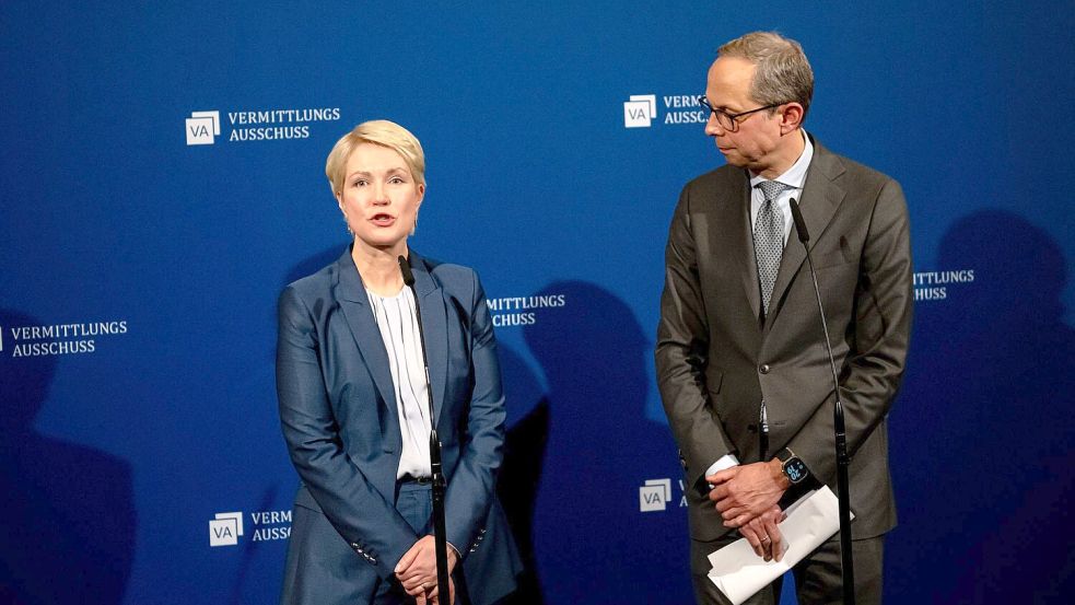 Manuela Schwesig und Hendrik Hoppenstedt wurden als Vermittlungsausschuss-Vorsitzende wiedergewählt. Foto: Fabian Sommer/dpa