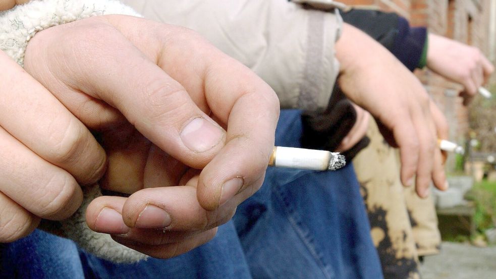 Der Tabakkonsum unter Jugendlichen ist laut den Forschern viel zu hoch. (Symbolbild) Foto: Patrick Pleul/Zentralbild/dpa