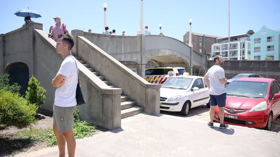 Von dieser Fußgängerbrücke aus feuerten die Täter in die Menge. Foto: Dan Himbrechts