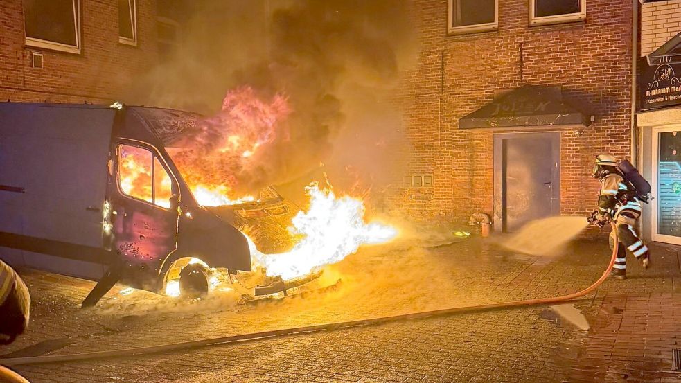 Der Wagen stand auf einem Parkplatz am Ostersteg. Foto: Feuerwehr Leer