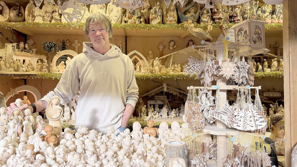 Kurt Chizzali fährt seit 25 Jahren aus Südtirol zum Weihnachtsmarkt nach Osnabrück, um seine geschnitzten Figuren zu verkaufen. Foto: Noah Schnarre