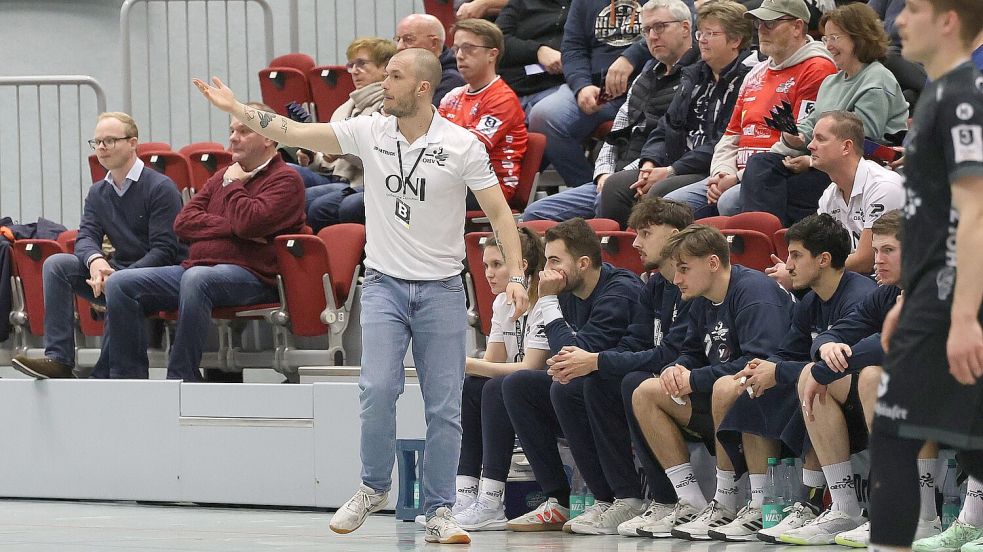 OHV-Trainer Sven Suton war trotz der Heimniederlage gegen TuS Vinnhorst mit der Leistung seiner Mannschaft zufrieden. Sie ist am Sonnabend beim heimstarken Aufsteiger VfL Fredenbeck gefordert. Foto: Wilfried Gronewold
