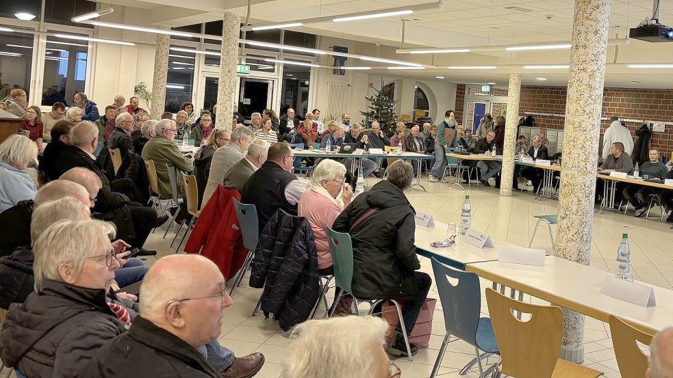 Volles Haus beim Thema Gesundheit: Zur letzten Ratssitzung der Gemeinde Krummhörn in diesem Jahr kamen rund 80 Zuschauer. Fotos: Lotta Groenendaal