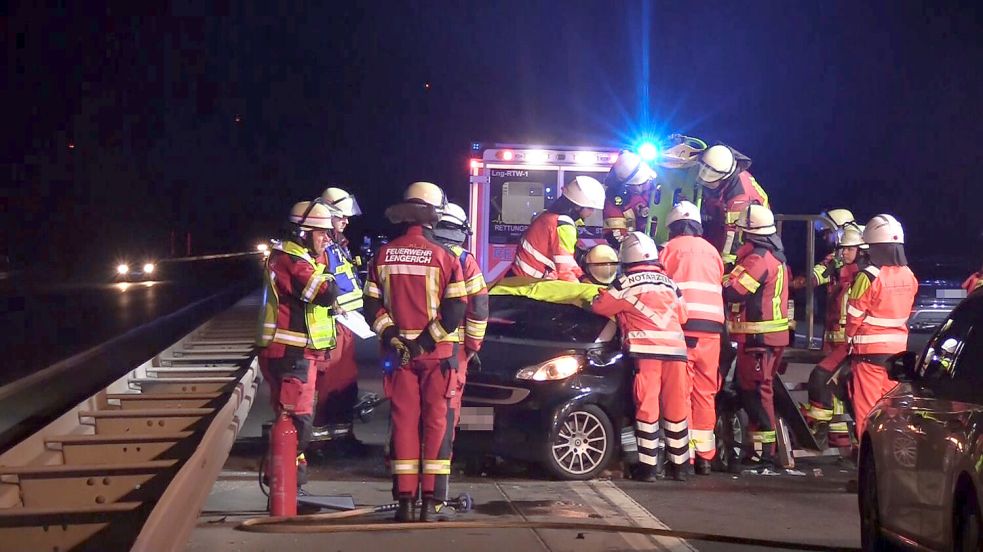 Bei einem Unfall auf der A1 wurde ein Osnabrücker schwer verletzt. Die Feuerwehr musste ihn aus seinem Smart befreien. Foto: NWM-TV