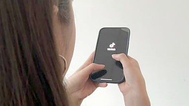 Viele Jugendliche verbringen täglich mehrere Stunden auf TikTok und Instagram – mit spürbaren Auswirkungen auf ihr Konsumverhalten. Foto: Zala Babrak