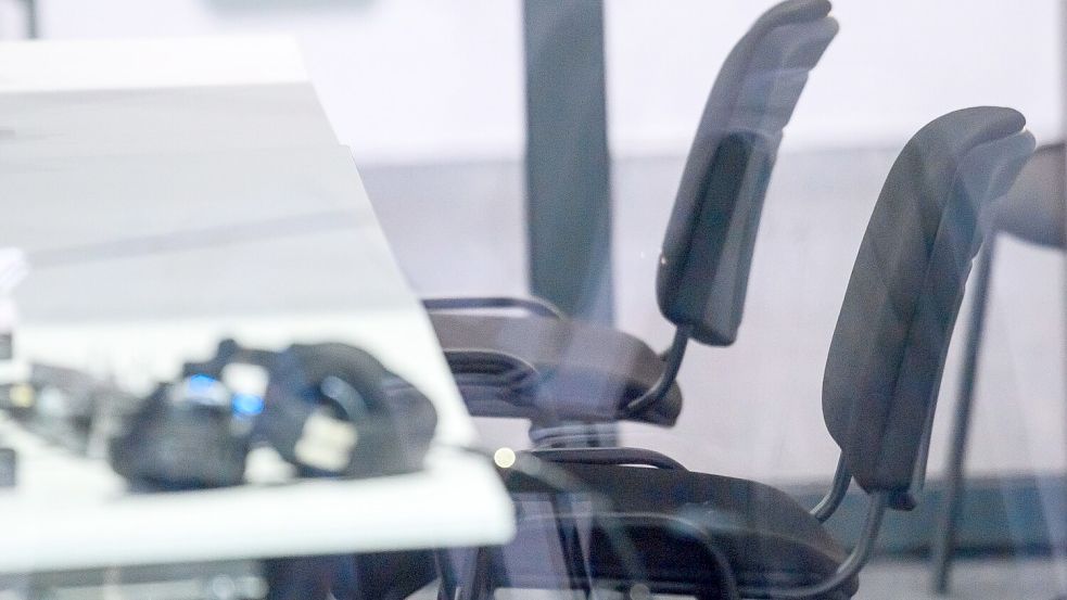 Der Platz des Angeklagten blieb am 13. Verhandlungstag leer. Foto: Klaus-Dietmar Gabbert