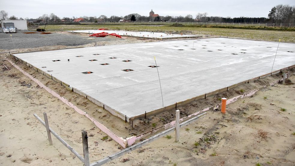 Als einer der ersten Arbeitsschritte nach dem Baustopp wurde jetzt die Sohlplatte der Umkleidegebäude der neuen Sportanlage in Marienhafe zu Ende betoniert. Foto: Thomas Dirks