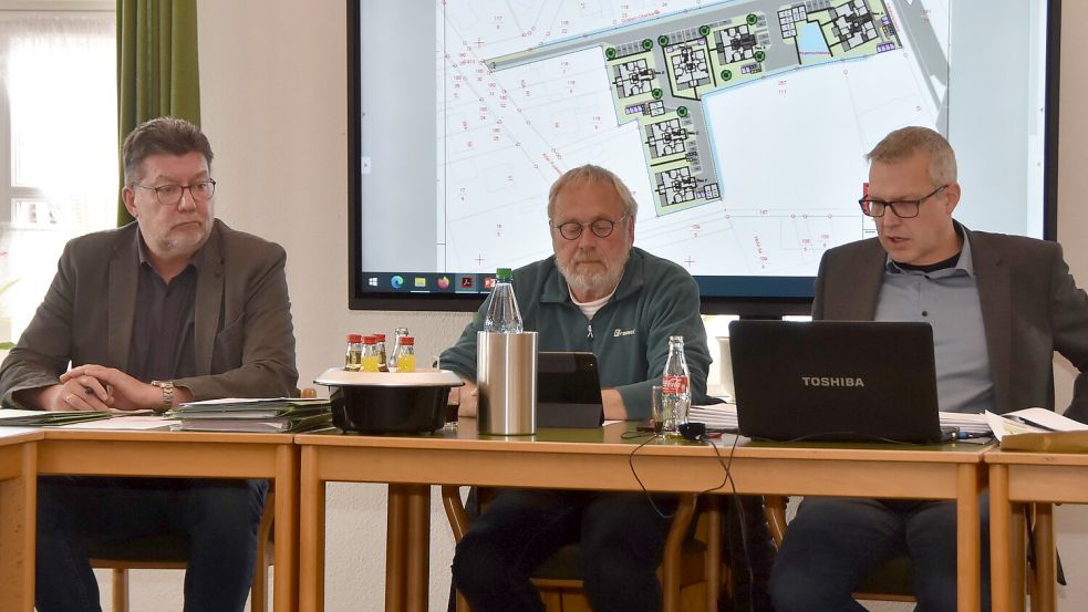 Sie sehen sich in ihret Rechtsauffassung bestätigt: Brookmerlands Samtgemeindebürgermeister Gerhard Ihmels (von links),Johann Tjaden, Sprecher der SPD/Moin-Gruppe, und Bauamtsleiter Jochen Behrends. Foto: Thomas Dirks