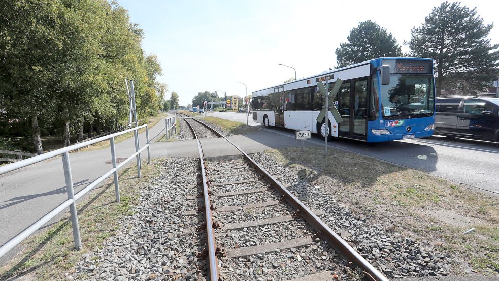 Ein Bus fährt entlang der Strecke Aurich-Abelitz. Kritiker und Befürworter der Bahnreaktivierung streiten darüber, ob Busse oder Züge für den Personennahverkehr zwischen Aurich und Abelitz sinnvoller sind. Foto: Romuald Banik
