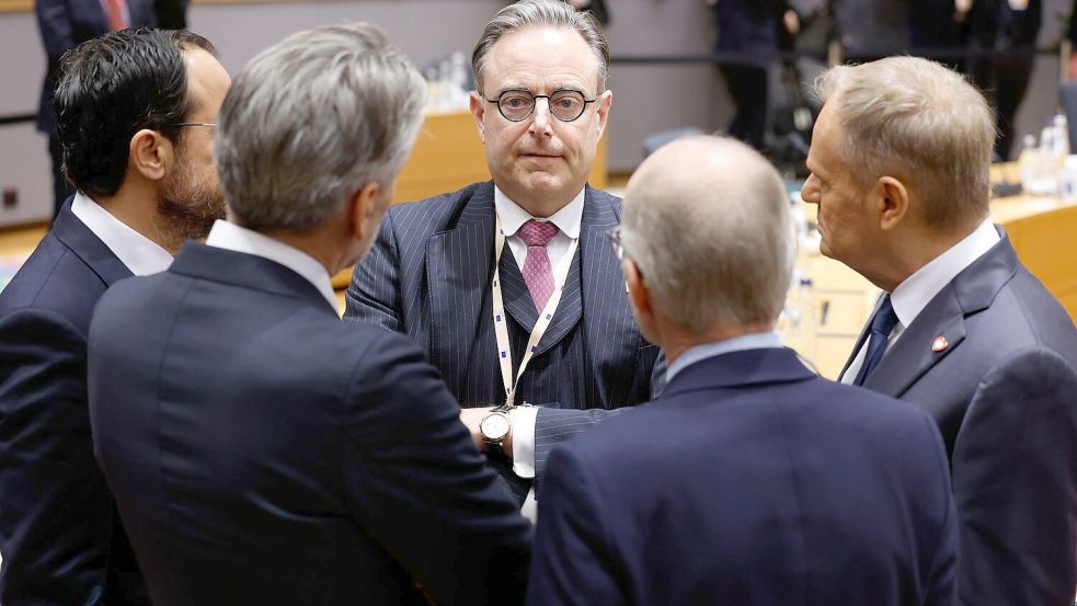 Belgiens Premier Bart De Wever will springen, wenn alle zusammen den Fallschirm stellen. Foto: Geert Vanden Wijngaert/AP/dpa