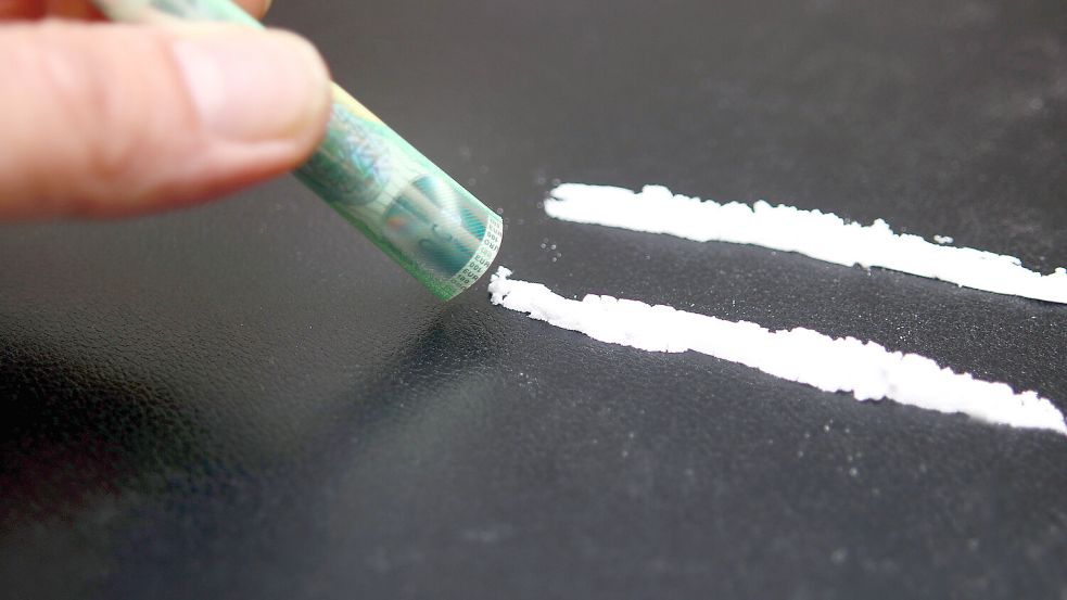 Konsumenten können ihr Kokain problemlos durch einen 100-Euro-Schein zeihen. Denn so viel Geld muss man derzeit nicht für die Foto: Imago/Blickwinkel