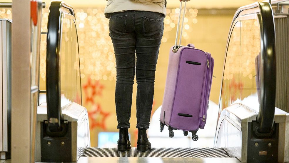 Zahlreiche Menschen machen sich vor Weihnachten auf den Weg zu ihren Liebsten. (Symbolbild) Foto: Andreas Arnold