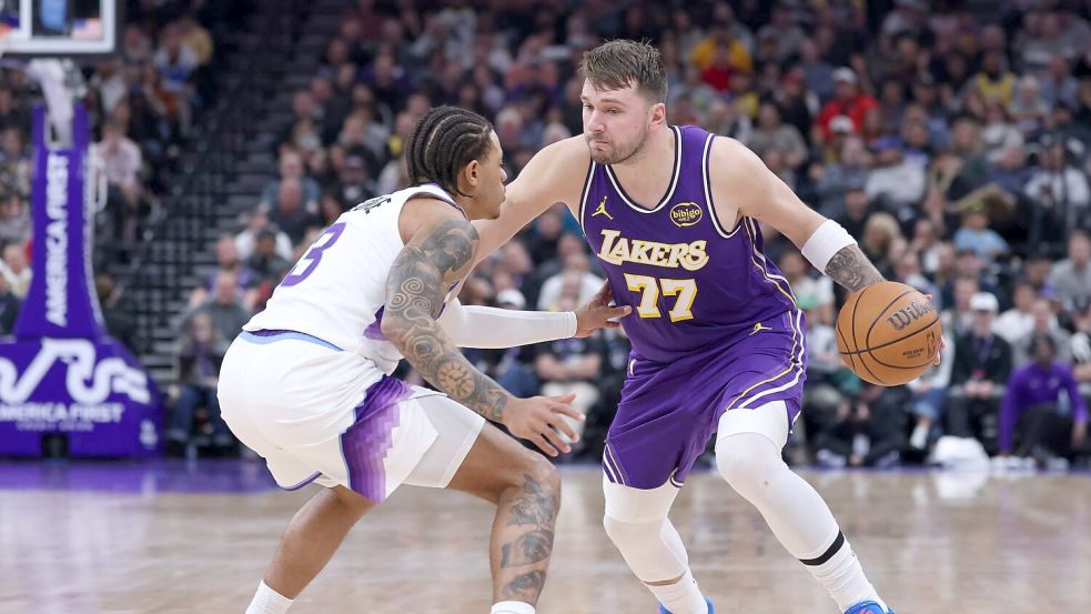 Luka Doncic (rechts) hatte einen starken Abend für die Lakers Foto: Rob Gray/AP/dpa