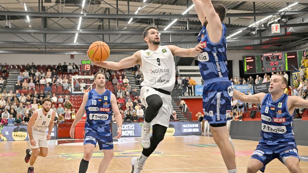 Auch auf ihn wird es Samstag ankommen: Buzz Anthony (am Ball) und die Artland Dragons wollen Gießen mit Speed in Schach halten. Foto: Rolf Kamper