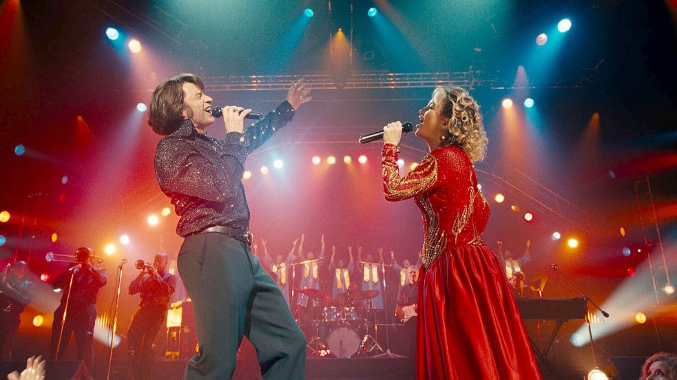 Hugh Jackman (l) als Mike Sardina und Kate Hudson als Claire Stengl in einer Szene des Films „Song Sung in Blue“. Foto: -/Universal/Focus Features/dpa