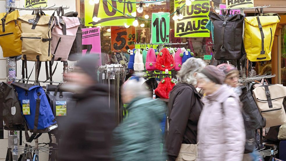 Sparen und auf größere Anschaffungen verzichten, das ist zurzeit das Credo der Verbraucherinnen und Verbraucher. (Archivbild) Foto: Soeren Stache/dpa/ZB