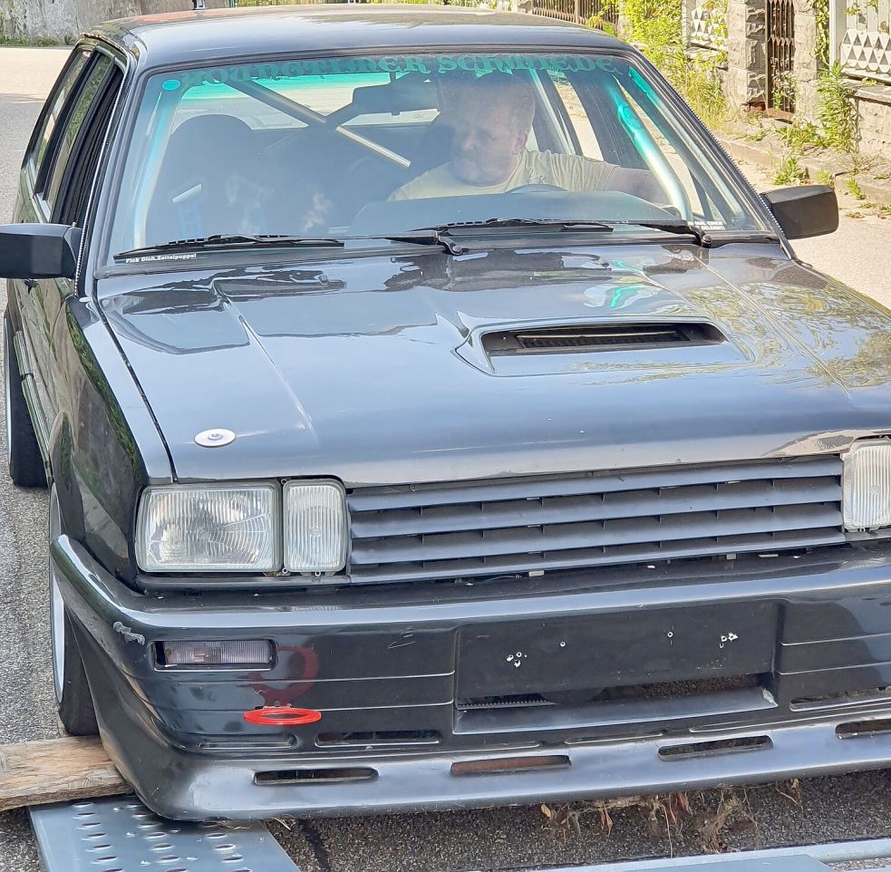 Die Tieferlegung und der Frontspoiler erforderten zunächst Millimeterarbeit, um die Rückholung nach Ostfriesland auf einem Trailer möglich zu machen. Aber Matthias Ennen kennt seinen Passat auch nach 20 Jahren. Foto: privat