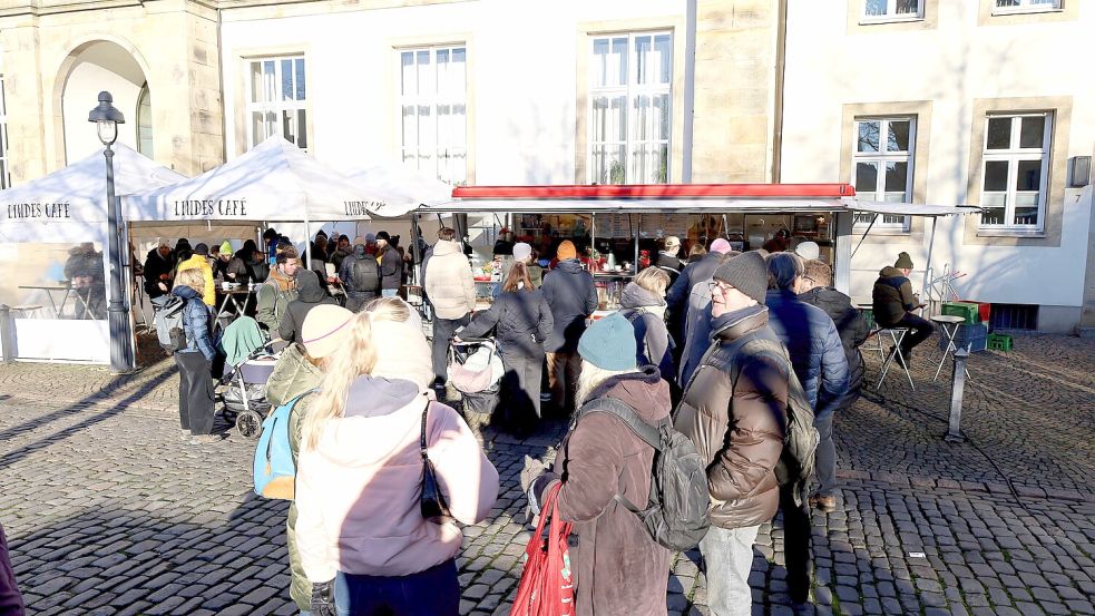Auf dem Wochenmarkt neben dem Osnabrücker Dom (Bild) und auch am Ledenhof ist Madús Café bereits vertreten, ab 2026 steht der Wagen freitags auch am Riedenbach. Foto: Thomas Wübker
