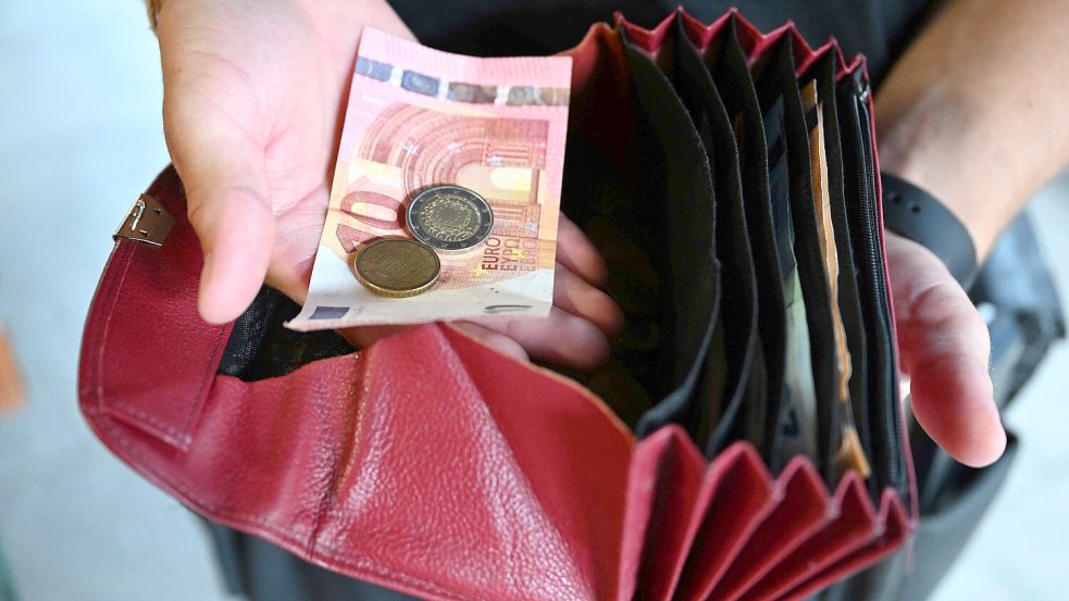 Im Restaurant ist es üblich, Trinkgeld zu geben. Auch in anderen Bereichen, wie Krankenhäusern oder Pflegeheimen, bedanken sich Patienten mit einem Geschenk. Foto: picture alliance/dpa/Felix Hörhager