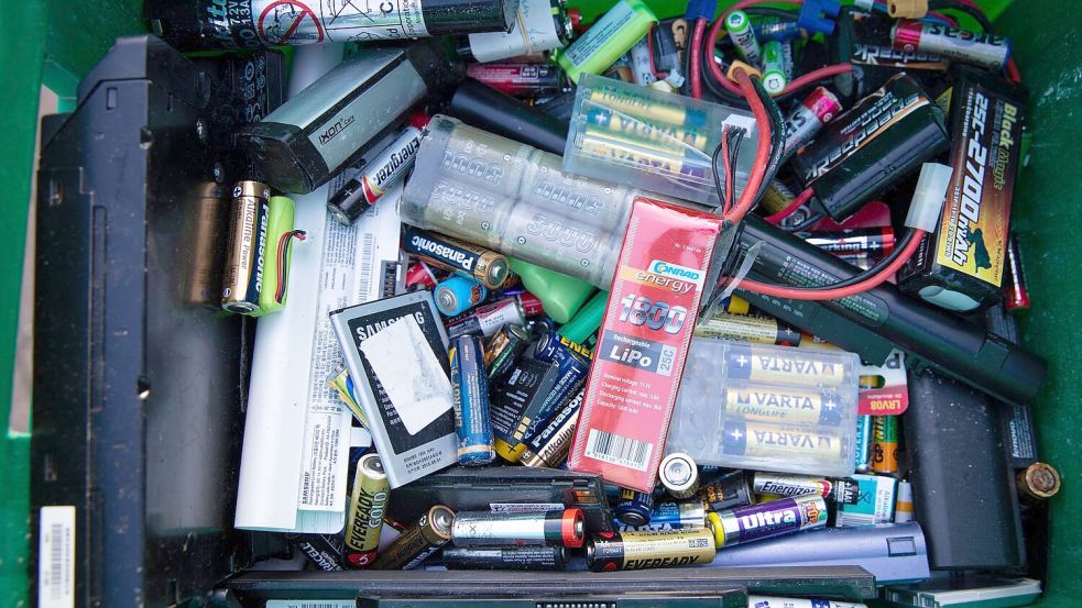 Alte Batterien müssen fachgerecht entsorgt werden. Foto: Christian Charisius