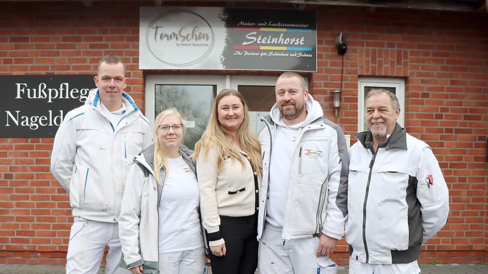 Ein starkes Team feier das zehnjährige Bestehen des Malerbetriebs Steinhorst in Victorbur. In der Mitte Sabine und Bernd Steinhorst. Fotos: Axel Wittich