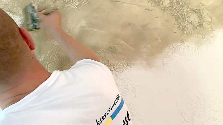 Lehmputz gehört zu den Spezialitäten des Malerbetriebes. Fotos (3) Privat