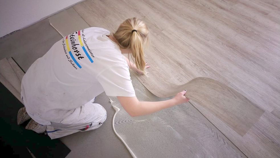 Ina Peters verlegt Vinylboden. Der Kunde hat die große Auswahl.