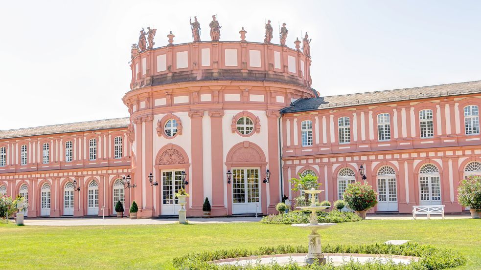 Das Schloss Biebrich in Wiesbaden – jahrzehntelang Sitz der Deutschen Film- und Medienbewertung (FBW). Foto: IMAGO/Zoonar