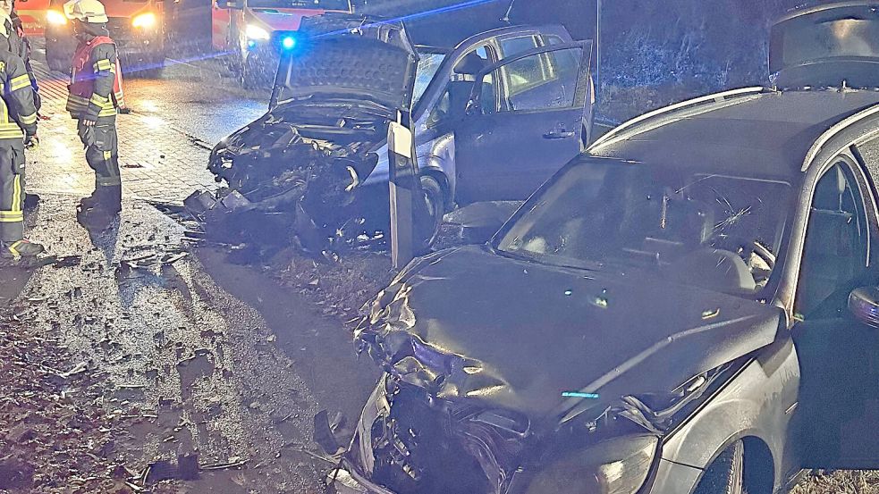 Auf der Brockzeteler Straße stießen zwei Autos frontal zusammen. Die Straße musste gesperrt werden. Foto: M. Campen/Feuerwehr