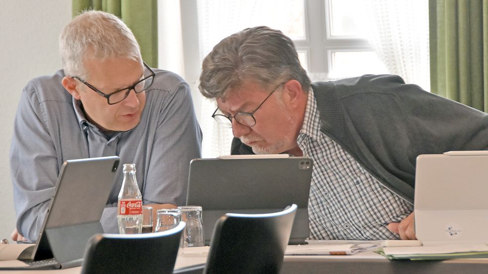 Offenbar möglichst schnell will Brookmerlands Samtgemeindebürgermeister Gerhard Ihmels (SPD, rechts) seine Nachfolge regeln. Sein Wunschkandidat ist sein bisheriger Stellvertreter Jochen Behrends (links). Foto: Thomas Dirks
