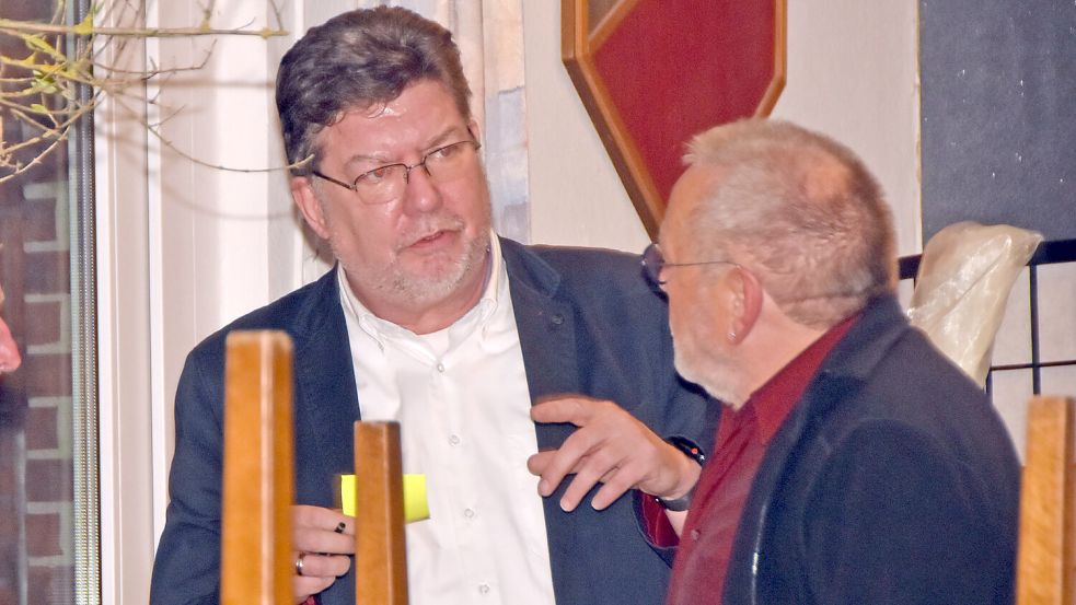Hier spricht Samtgemeindebürgermeister Gerhard Ihmels (links) am Rande einer Sitzung im Jahr 2021 mit dem Sprecher der SPD/„Moin“-Ratsgruppe Johann Tjaden (rechts). In die aktuellen Pläne der Verwaltungschefs aber war Tjaden nicht eingeweiht. Foto: Thomas Dirks