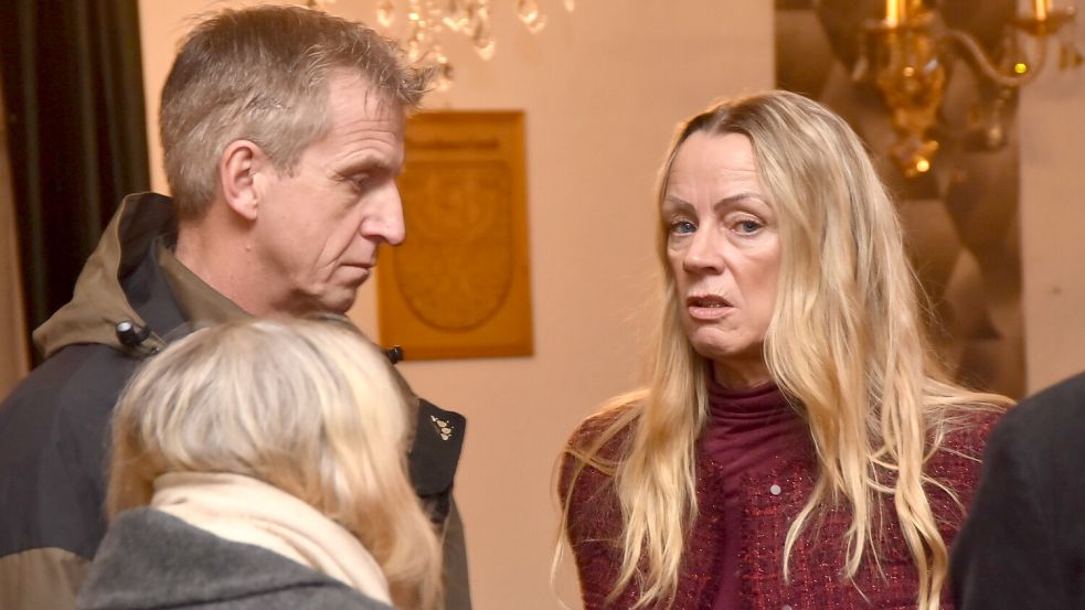 Ida Bienhoff-Topp, Sprecherin der Ratsgruppe BWG/SEB, BfB und CDU (hier 2024 im Gespräch mit Brookmerlands CDU-Vorsitzendem Harald Tammen), sieht die Pläne von Ihmels kritisch. Foto: Thomas Dirks