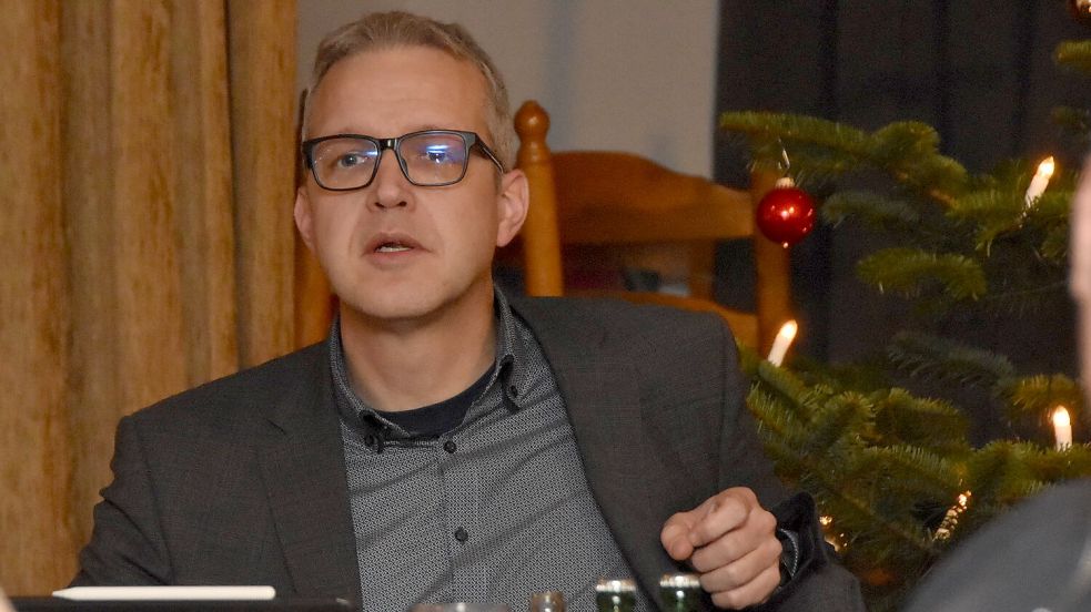 Bürgermeisterkandidat Jochen Behrends, hier am Donnerstagabend im Rat der Gemeinde Upgant-Schott, deren Direktor er ist, wollte sich zur Idee seines Kollegen Gerhard Ihmels nicht äußern. Foto: Thomas Dirks