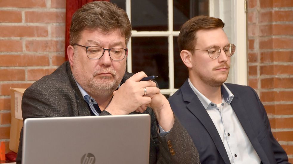 Verwaltungschef Gerhard Ihmels (links) und sein stellvertretender Kämmerer Luca Zuther (hier in einer Ratssitzung 2023 in Leezdorf) sollen Geschäftsführer der neuen Gesellschaft werden. Foto: Thomas Dirks