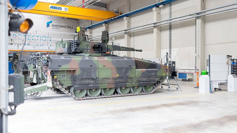 Ein Puma-Schützenpanzer in einer Halle des Rheinmetall-Werks im niedersächsischen Unterlüß. Foto: Michael Matthey