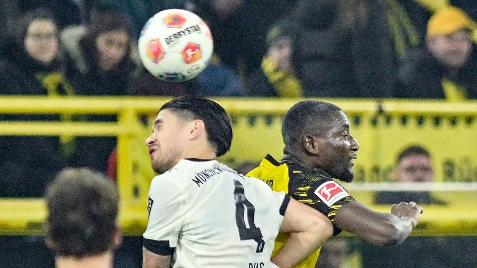 Gladbacher und Dortmunder lieferten sich viele packende Zweikämpfe. Foto: Bernd Thissen